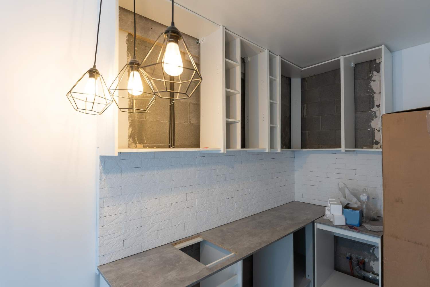 Iluminación decorativa con lámparas colgantes sobre encimera en cocina