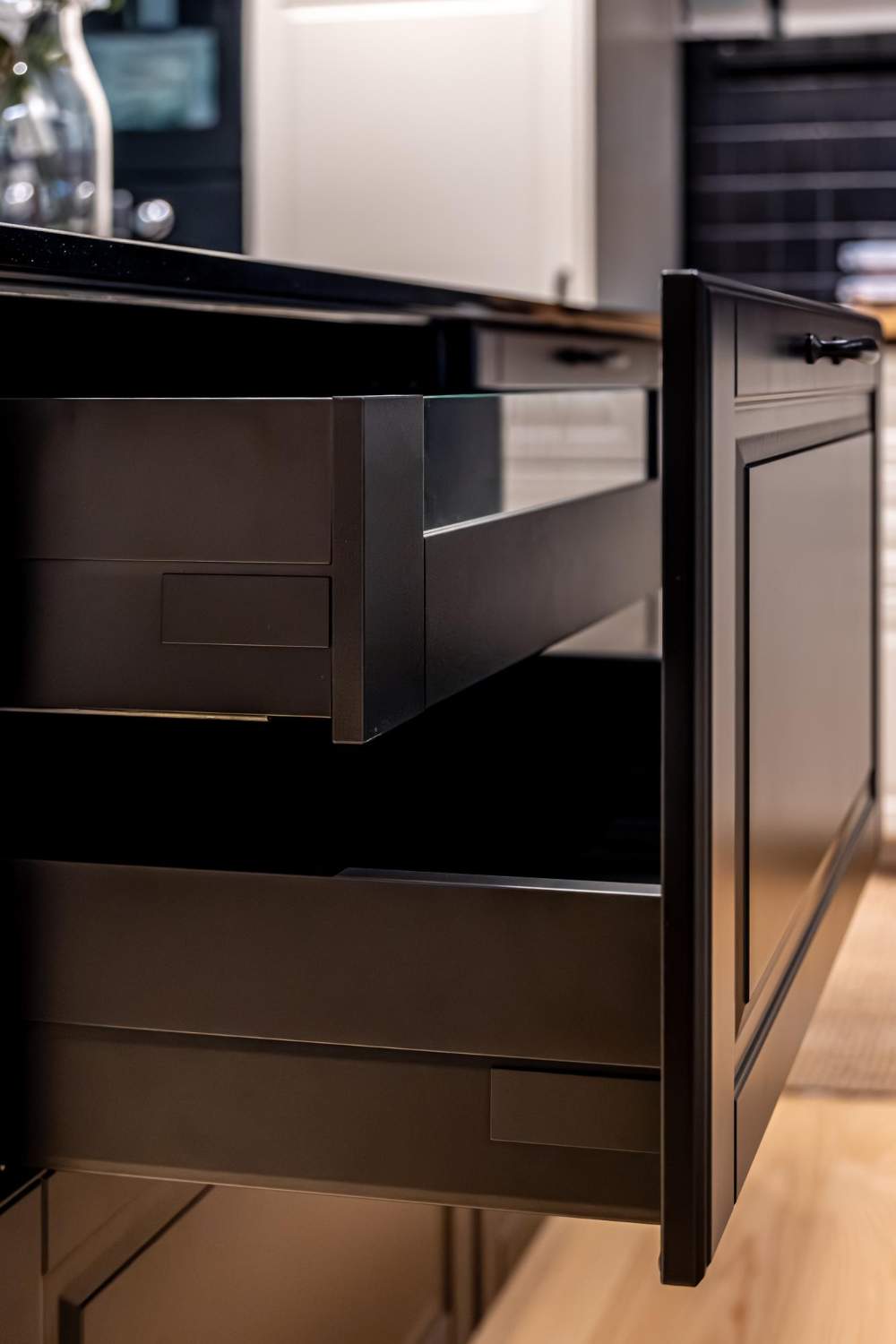 Ajuste de correderas y guías de cajones para un deslizamiento suave y preciso