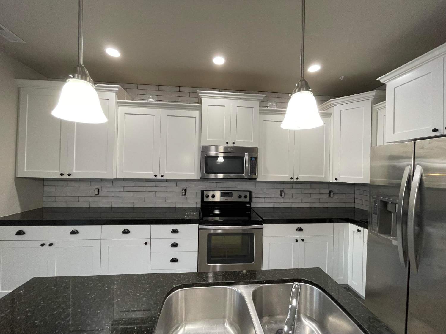 Nivelación de muebles de cocina con láser antes de colocar el zócalo